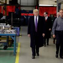 Werksbesuch: US-Präsident Trump will die heimische Industrie durch Strafzölle auf Importe schützen.