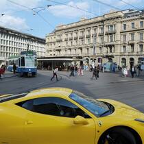 Ferrari am Zürcher Paradeplatz: Laut einer Studie gehen Bankerinnen und Banker, die Ferrari fahren, höhere Risiken mit dem Geld ihrer Kundschaft ein.