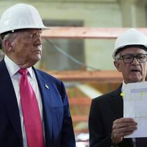 Donald Trump (links) beleidigt Fed-Chef Jerome Powell regelmässig und fordert tiefere Leitzinsen. Hier im Bild trifft er sich mit Powell in einem Neubau der Fed, dessen Kosten Trump kritisiert.