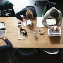 Mikromanagement, starre Prozesse und Hierarchien liegen den Millennials nicht. Sie wünschen Flexibilität in jedem Bereich.