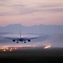 Flugzeug bei der Landung: Treibstoff-, Personal- und Wartungskosten befeuern die Ticketpreise.