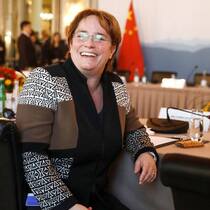 So viel haben Schweizer Chefs 2016 verdient:Platz 41: Magdalena Martullo - CEO von EMS-ChemieDie Familieneigentümerin zahlt sich mit 1,3 Millionen Franken einen bescheidenen Lohn aus. Das ist immerhin 13 Prozent mehr als im Vorjahr. Im Ranking ist sie im übrigen die einzige weibliche Geschäftsführerin.