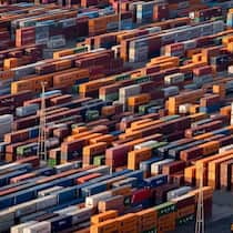 Container am Hafen von Barcelona, Spanien (Juli 2025).