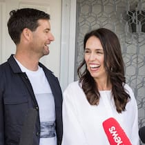 Jacinda Ardern mit ihrem Lebensgefährten letzte Woche im neuseeländischen Auckland bei der Bekanntgabe der Schwangerschaft. W