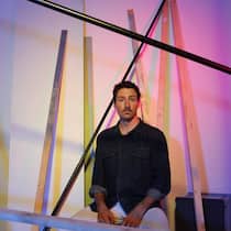 Peter Hauser in seinem Atelier, Selbstporträt.