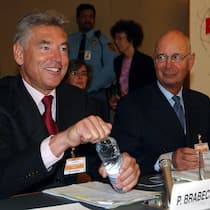 Foto aus guten alten Tagen: Peter Brabeck und Klaus Schwab 2002 bei einer Konferenz in Genf.