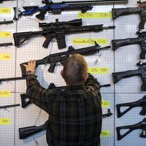 Bei der Anpassung des Waffenrechts geht es vor allem darum, dass halbautomatische Waffen registriert werden müssen.