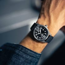 Die robuste, limitierte Uhr aus Titan würdigt die beeindruckenden Flugshows der Schweizer Kunstflugstaffel.