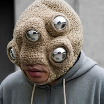 Esther Hunziker, «My Wearable Pets N°18», Fotoserie, 2023/2024.