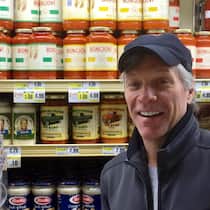 Jon Bon Jovi hilft mit seinem Promi-Status, die Pastasaucen seiner Familie zu vermarkten.