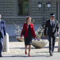 Das Ende des Lockdowns kommt in Trippelschritten: Guy Parmelin (l.), Simonetta Sommaruga und Alain Berset.