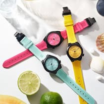 Die Uhren sind in Fuchsia, Türkis und Gelb erhältlich, mit schwarzem PVD-beschichtetem Edelstahlgehäuse und zertifiziertem Soprod-Kaliber.