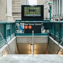 Eingang zu einer U-Bahn-Station bei der Wall Street in New York.