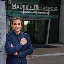 Stéphane Waser vor der Manufaktur im jurassischen Saignelégier.