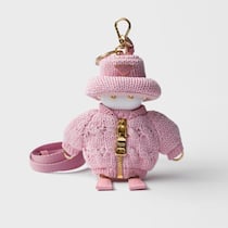 Schlüsselanhänger: Weicher Roboter-Anhänger mit Strickjacke von Prada. Preis: 1140 Franken.