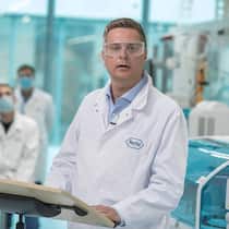 Roche-CEO Thomas Schinecker: Der Konzern hatte sich mit Bern nicht auf einen Preis beim Krebsmedikament Lunsumion einigen können, nun finanziert es der Pharmakonzern aus der eigenen Kasse.