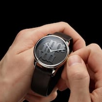 Manuel Emch, Lenker von Louis Erard, bringt jedes Jahr eine auf 178 Stück limitierte Edition einer Künstleruhr heraus. 2026 beehrt ihn Monica Bonvicini mit «not for you», einem ihrer ikonischen Werke im Miniaturformat.