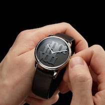 CEO Manuel Emch und Künstlerin Monica Bonvicini lancieren in Genf eine limitierte Louis-Erard-Uhr.
