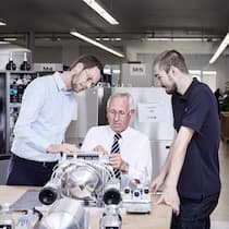 Innovatives Team: Dominik Baumgartner, Konrad Baumgartner und Matteo Rossi (v.l.) tüfteln gemeinsam an einem Teil einer Vakuumpumpe herum.