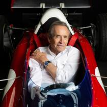 Jacky Ickx präsentiert das neue Sondermodell im nostalgischen Formel-1-Rennwagen.