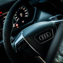 Audi-Lenkrad: Die Marke bei Schweizer Führungskräften beliebt.