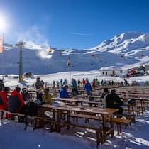Samnaun will zur alpinen Luxus-Marke werden. Die Helikopter landen direkt auf der Alp Trida (siehe Bild). Das Gepäck wird ins Tal gebracht.