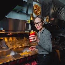 Klassiker: Lara Skripitsky weiss, was die Kundschaft von McDonald’s erwartet: frische Pommes. Auch Swissness auf der Menükarte kommt gut an.