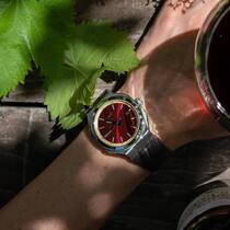 Die Circular 1 Grenat: granatrotes Zifferblatt und Traubentrester-Armband.