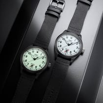 Die IWC-Fliegeruhr Automatic 41 Black Aces mit weissem Zifferblatt und in voller Leuchtkraft.