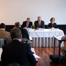 Jahresmedienkonferenz: Economiesuisse-Präsident Heinz Karrer spricht an der Seite von Monika Rühl und Kommunikationschef Michael Wiesner.