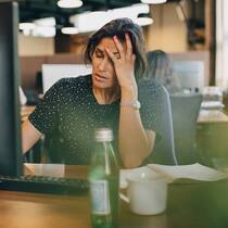 Unter Strom: Permanenter Stress am Arbeitsplatz wirkt sich auf den Gesundheitszustand aus.