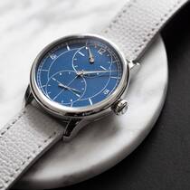 Die neue Régulateur von Louis Erard in Blau: Das 39-mm-Stahlgehäuse beherbergt ein Sellita-Automatikwerk.