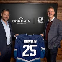 Mark Streit (l.), ehemaliger Schweizer Eishockeyprofi, NHL-Pionier und Mitgründer von Norqain, mit Keith Wachtel, Präsident der NHL.