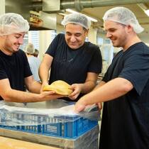 UBS Helpetica Backen mit Freiwilligen