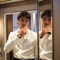 Der australische Schauspieler Jacob Elordi mit einer Tank Louis Cartier.