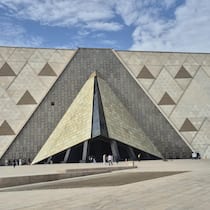 Fassade und Eingang des Grand Egyptian Museums (GEM).