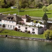 Die Villa am Zürcher Obersee bietet einen direkten Uferzugang von 150 Metern.