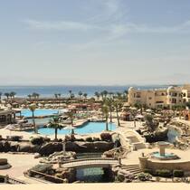 Das Hotel liegt auf einer Halbinsel in der Gemeinde Safaga am Roten Meer in Ägypten