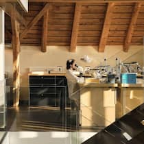 Cartier verwandelt ein historisches Bauernhaus in La Chaux-de-Fonds in ein Innovationszentrum für Kunsthandwerk. Rund fünfzig Mitarbeiter sind auf vier Etagen tätig.