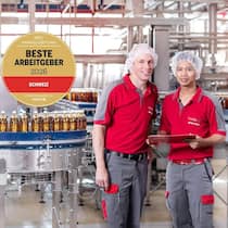 So sehen glückliche Mitarbeiter aus: Zwei «Rivellaner» in der Produktion in Rothrist.