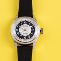Mit gewölbtem Saphirglas und silbernem Zifferblatt ist die Uhr ein zeitloses Highlight – und das für 1950 Franken.