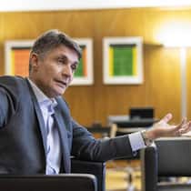 Ende des Jahres schliesst Fabrizio Petrillo das Kapitel Axa. Er gilt als erfolgshungrig, aber umgänglich, fährt zuweilen auch seine Krallen aus, etwa im Versicherungsverband.