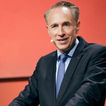 Thomas Buberl steht seit neun Jahren an der Spitze des französischen Versicherungskonzerns, seit zwei Jahren ist er Stiftungsrat bei der Kühne-Stiftung.