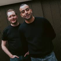 Nikolay Kobyshev (l.)und Karim Saleh reduzierten mit ihrer KI-Lösung Ausfallzeiten und Sicherheitsrisiken auf Produktionslinien um bis zu 50 Prozent.