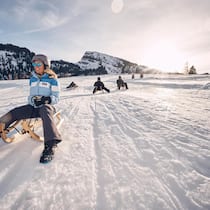 Prächtige Teststrecke: Das Team von BILANZ auf der Schlittelpiste von Iltios nach Unterwasser im Skigebiet Chäserrugg.