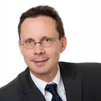 Der St. Galler Richter Christian Winiger stellt sich mit dem Verbot der AT-1-Abschreibungen frontal gegen Finma-Präsidentin Marlene Amstad und Finanzministerin Karin Keller-Sutter.