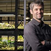 Feey-CEO und -Mitgründer Sven Jakelj ist in Gesprächen mit grossen Detailhändlern in der Schweiz. Sie sind an lokal produzierten Zimmerpflanzen interessiert.