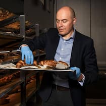 Jérôme Meyer, Chef von Aldi Suisse, hat nicht nur den Preis fürs Brot gesenkt. Auch die Laugengipfel kosten nun weniger. Konkurrenten wie Migros und Lidl sind nachgezogen.