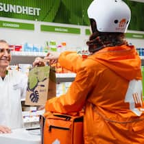 In 45 Minuten liefern Kuriere Erkältungsmittel, Vitamine und anderes aus Benu-Apotheken.