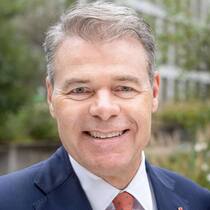 Dominik Zehnder (62) ist Co-Gründer und Partner von Konrad Zehnder Wealth Partners. Der Vater von drei Kindern ist seit 13 Jahren für die FDP im Schwyzer Kantonsrat und aktuell dessen Präsident.